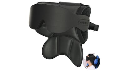 La almohada de viaje de Sarisun incorpora un sistema de sujeción al reposacabezas del asiento.