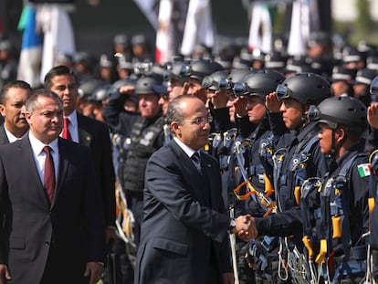 Felipe Calderón y Genaro García Luna, a la izquierda, durante un evento en Ciudad de México en 2011.