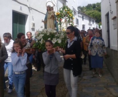 La virgen y el niño por las calles del pueblo el año pasado.