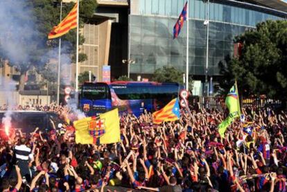 El autobús del Barça es recibido por miles de seguidores en el Camp Nou