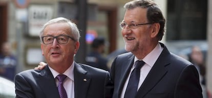 El presidente de la Comisi&oacute;n Europea, Jean-Claude Juncker, (izquierda), con el presdiente del Gobierno espa&ntilde;ol en funciones, Mariano Rajoy.