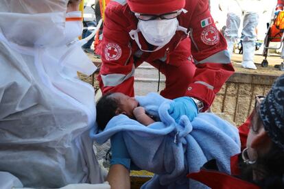 Puerto de Augusta, Sicilia. N 37º 14, 223’. O 15º 11, 686’. La doctora Leticia Cabo, voluntaria de Proactiva Open Arms, entrega a la Cruz Roja italiana la niña que rescataron con solo 12 horas de vida dos días antes. A partir de ahora, las autoridades italianas se harán cargo de ella y su madre, que son trasladadas en ambulancia hasta el hospital más cercano. 