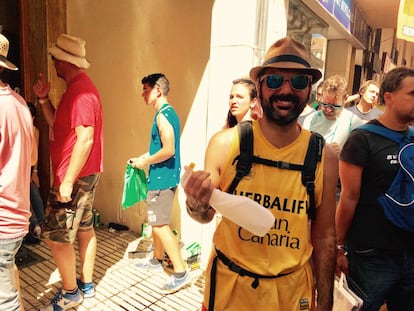 Además de las mangueras oficiales que rocían al público en la plaza del Trigo desde los balcones, cada año hay más aguadores civiles que, llegado el momento, querrás tener cerca.