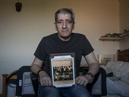Ricardo López, que denuncia abusos sexuales cuando era alumno del colegio marista de Lugo en los años setenta, muestra una foto de su clase en su casa de A Coruña.