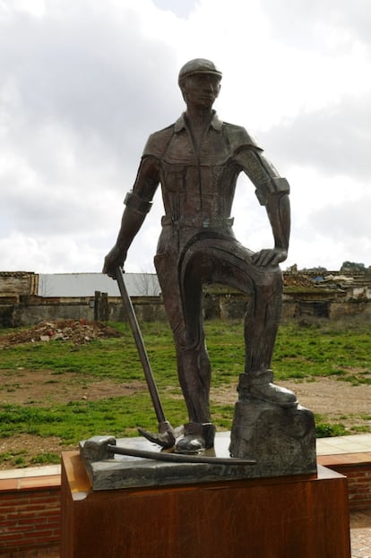 This monument to the miners of Andalusia, erected in the small community of San Nicolás del Puerto, in Seville province, bears the name of Socialist Party politician Javier Guerrero, who is under investigation for his role in an early retirement fund scandal.