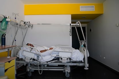 Samir Haj Tirari, descansa este jueves en una cama del Hospital Puerta de Hierro, en Majadahonda, al oeste de Madrid ciudad.