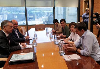 Delegaciones del PNV y EH Bildu, reunidas tras las elecciones vascas del pasado 25-S.