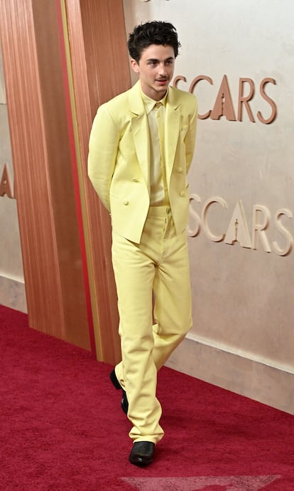 Timothée Chalamet, nominado a mejor actor principal por su interpretación del músico estadounidense Bob Dylan en 'Un completo desconocido', se presentó en la gala ajeno a supersticiones, con un traje amarillo de chaqueta corta de Givenchy.