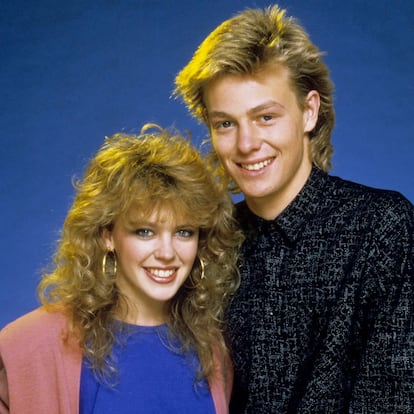 Kylie Minogue y Jason Donovan en una imagen promocional de 'Neighbours' en los ochenta.