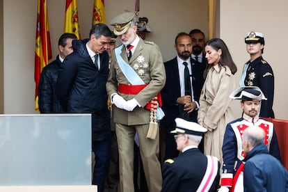 El presidente del Gobierno, Pedro Sánchez (a la izquierda), conversa con el rey Felipe.