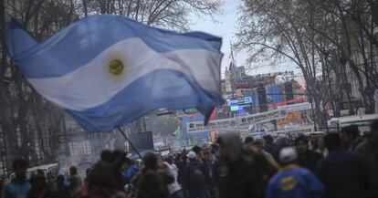 Argentinos protestam contra &quot;tarifa&ccedil;o&quot;.