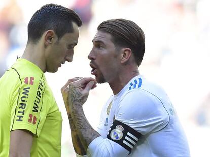 Sergio Ramos protesta al &aacute;rbitro durante el cl&aacute;sico.