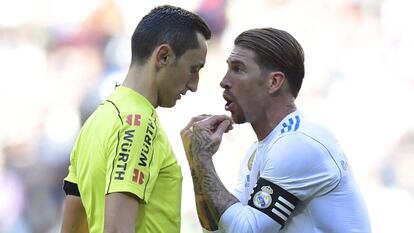 Sergio Ramos protesta al &aacute;rbitro durante el cl&aacute;sico.