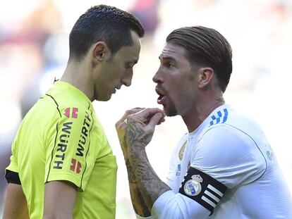 Sergio Ramos protesta al &aacute;rbitro durante el cl&aacute;sico.