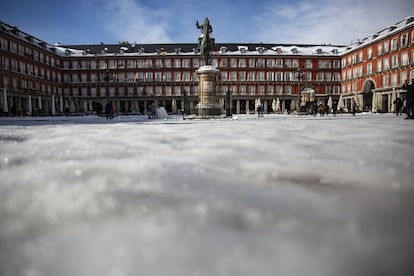 En la capital, sitiada por la nieve que alcanzó un espesor cercano al medio metro, por encima de lo esperado por las autoridades, quedaron congelados todos sus nudos de comunicación: el aeropuerto de Barajas, las vías férreas, los autobuses y Cercanías y todas las carreteras y autovías de acceso. En la imagen, la estatua ecuestre de Felipe III preside la plaza Mayor.