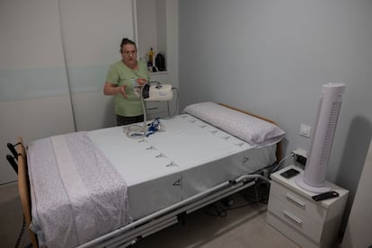 Antonia Ruiz, de 64 años, muestra la cama de su marido, electrodependiente que padece apnea del sueño. 