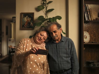 Esmaeel Mehrabi y Lili Farhadpour en la película ‘Mi postre favorito’.