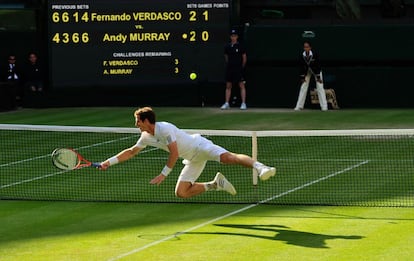 Entre lágrimas, el tres veces campeón de grand slam admitió que no está en condiciones de seguir jugando de manera profesional. "Puedo jugar con límites. Pero los límites y el dolor al mismo tiempo no me permiten disfrutar de la competición ni de los entrenamientos", ha apuntado. En la imagen, Andy Murray, de Gran Bretaña, devuelve la pelota al español Fernando Verdasco, en un partido de cuartos de final de Wimbledon, el 3 julio de 2013.