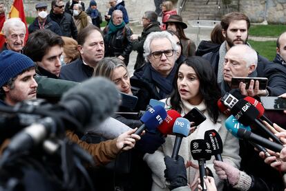 Inés Arrimadas atiende a la prensa durante la concentración de esta mañana en Pamplona.