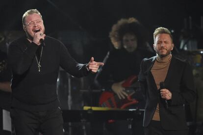 Leonel Garcia (L) and Noel Schajris perform during the show for the 2016 Latin GRAMMY's Person Of The Year honoring Marc Anthony at the MGM Grand on November 16, 2016 in Las Vegas, Nevada.  / AFP PHOTO / Valerie MACON