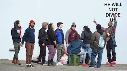 Shia LaBeouf, el segundo por la izquierda, junto a un grupo de ciudadanos en su instalaci&oacute;n el pasado 27 de enero, en Nueva York. 