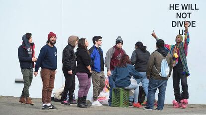 Shia LaBeouf, el segundo por la izquierda, junto a un grupo de ciudadanos en su instalación el pasado 27 de enero, en Nueva York.