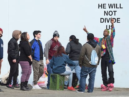 Shia LaBeouf, el segundo por la izquierda, junto a un grupo de ciudadanos en su instalaci&oacute;n el pasado 27 de enero, en Nueva York. 