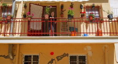 Una vecina de Lorca en el interior de su vivienda, a pesar de estar marcada con un punto de color rojo, tres días después del terremoto