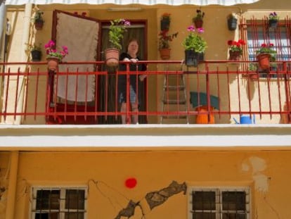 Una vecina de Lorca en el interior de su vivienda, a pesar de estar marcada con un punto de color rojo, tres días después del terremoto