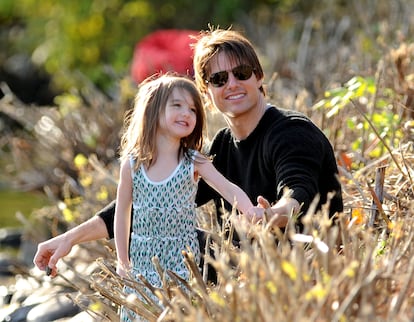 Suri y Tom Cruise en un paseo por un río en Cambridge, Massachusetts, en octubre de 2009.