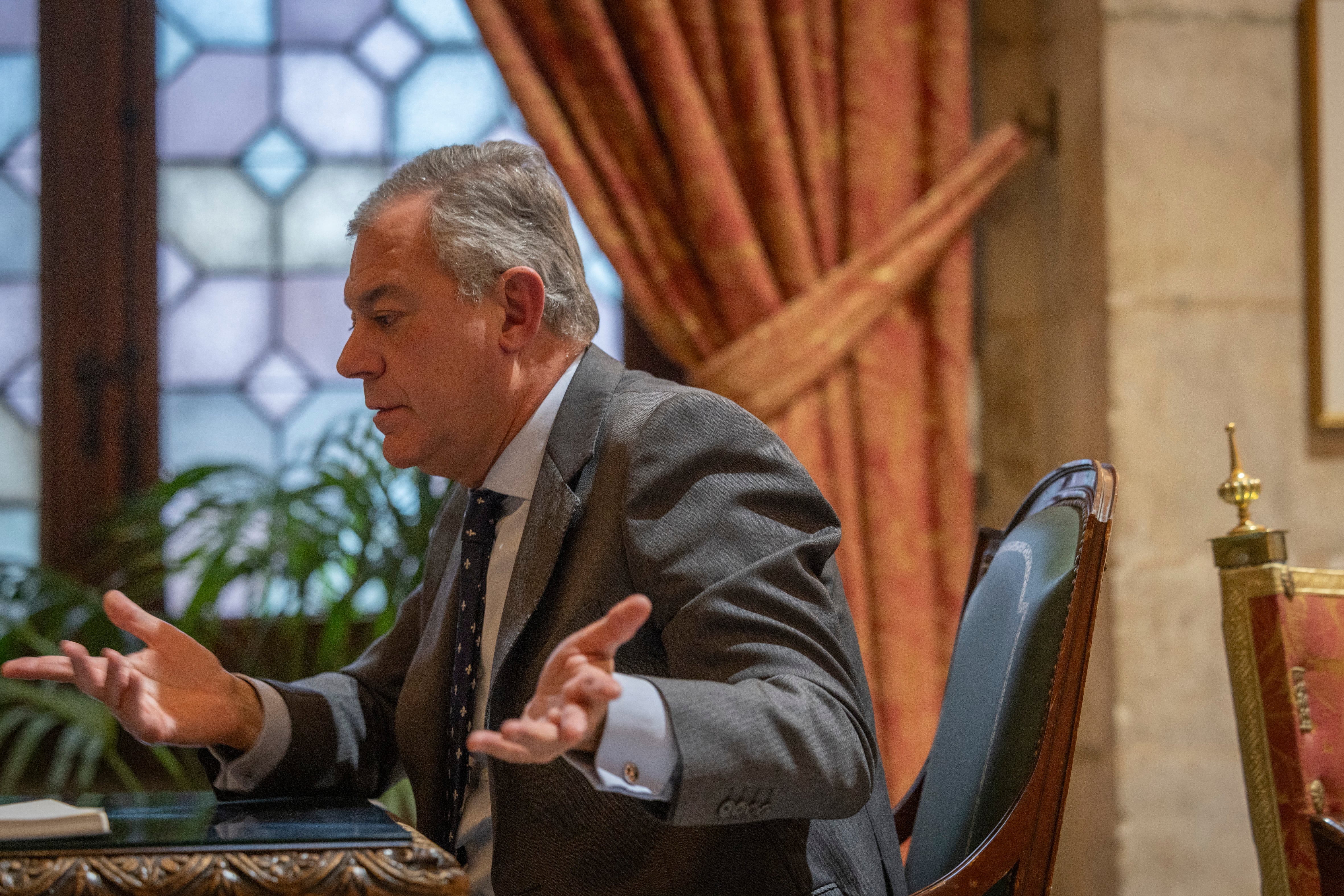 El alcalde de Sevilla, José Luis Sanz, durante la entrevista con EL PAÍS en el Ayuntamiento hispalense. 