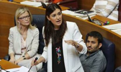 La consejera de Sanidad, Carmen Montón, en la sesión de control de las Cortes.