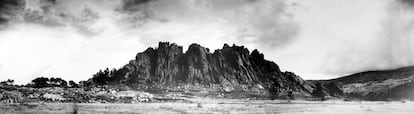 Work on Cuelgamuros, the site where the Valley of the Fallen was built, began on April 1, 1940. Franco, symbolically, made the first detonation after attending a military parade in Madrid, commemorating the one-year anniversary of his victory. This image shows a rocky cliff known as Risco de La Nava, in the Cuelgamuros area in the Guadarrama Mountains, before the construction of the Valley of the Fallen.