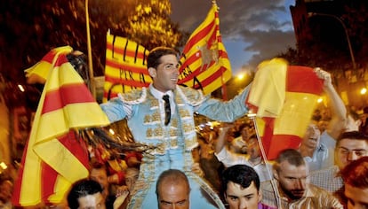 El torero català Serafín Marín portat a coll per la Gran Via de Barcelona el 2010.