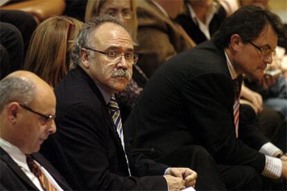 El presidente de ERC, Josep Lluís Carod-Rovira (c), junto al presidente de CiU, Artur Mas (dcha), durante la reunión del Pleno del Senado para votar el proyecto de reforma del Estatuto de Cataluña.