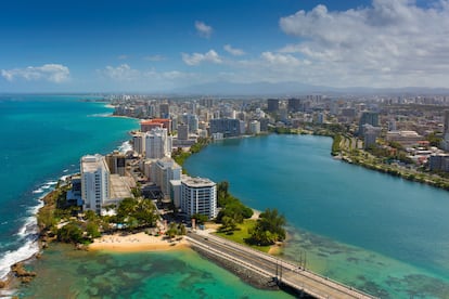 Línea de hoteles en la zona de playa Condado, una de las más populares de San Juan de Puerto Rico. 