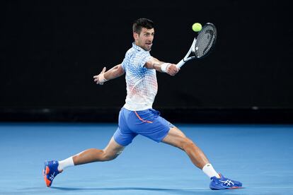 Djokovic lanza la bola a Tsitsipas durante la final.