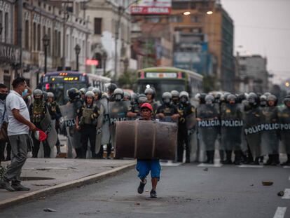 Un cordón policial frente a la Prefectura en la que se encuentra detenido Pedro Castillo.