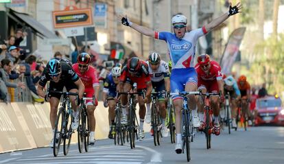Arnaud Demare cruzando la meta de Milán-San Remo.