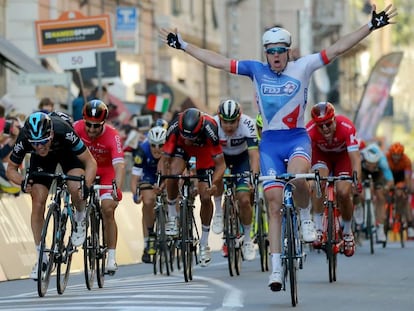 Arnaud Demare cruzando la meta de Mil&aacute;n-San Remo.