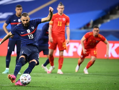 Benzema lanza el balón de penalti ante Gales,