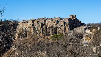 Vista de Calcata desde la carretera.