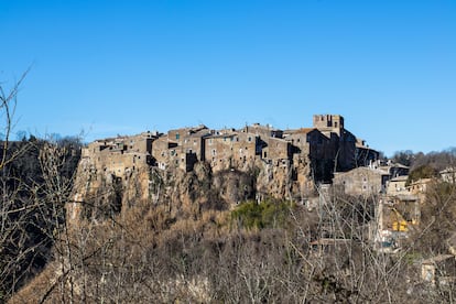 Vista de Calcata desde la carretera.