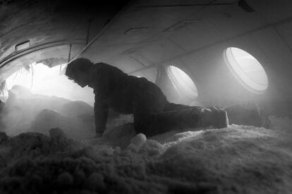 “Sin duda, creo que el tiempo que estuvimos filmando el después de la avalancha, fueron los días más claustrofóbicos e incómodos para trabajar”, recuerda el fotógrafo. “El fuselaje, que ya era pequeño de por sí, se redujo muchísimo para simular la nieve que sepultó a los chicos. Nieve que en parte era real. En la foto aparece Roy Harley, interpretado por Andy Pruss, que fue el primero que fue capaz de salir”.