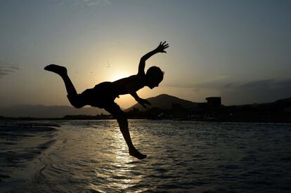 Un joven afgano salta a un río de las afueras de Jalalabad (Afganistán).