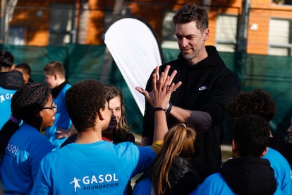 Pau Gasol juega con los alumnos del instituto Celestino Mutis de Madrid antes de la presentación del 'Estudio Pasos', este jueves. 
