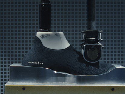Una imagen del proceso de producción de la zapatilla TK-360 de Givenchy.