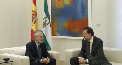 El presidente del Gobierno, Mariano Rajoy, recibe en Madrid al presidente de la Junta, José Antonio Griñán, en julio de 2012.