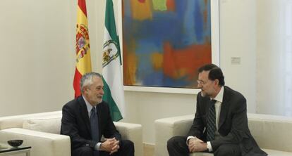 El presidente del Gobierno, Mariano Rajoy, recibe en Madrid al presidente de la Junta, Jos&eacute; Antonio Gri&ntilde;&aacute;n, en julio de 2012. 