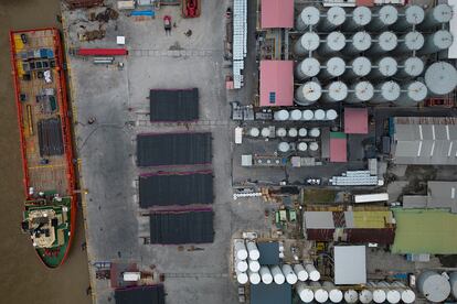 Vista aérea de una instalación petrolera en obras en Georgetown (Guyana), en abril de 2023.